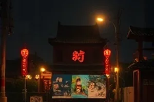 《镜像事务所》封面：玻璃幕墙里重叠的两道人影