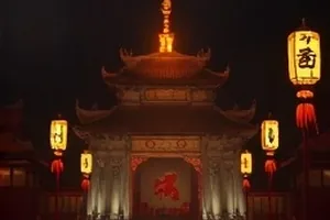 《深巷灯火》封面：老巷深处亮着的一盏门灯